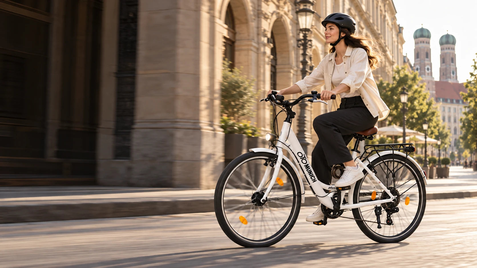 Radfahrerin auf einem weißen Citybike in einer Münchner Stadtszene