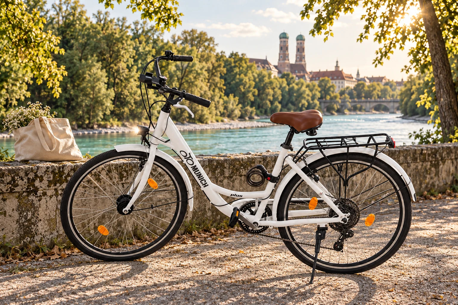 Weißes Citybike im warmen Nachmittagslicht an einem Flussufer